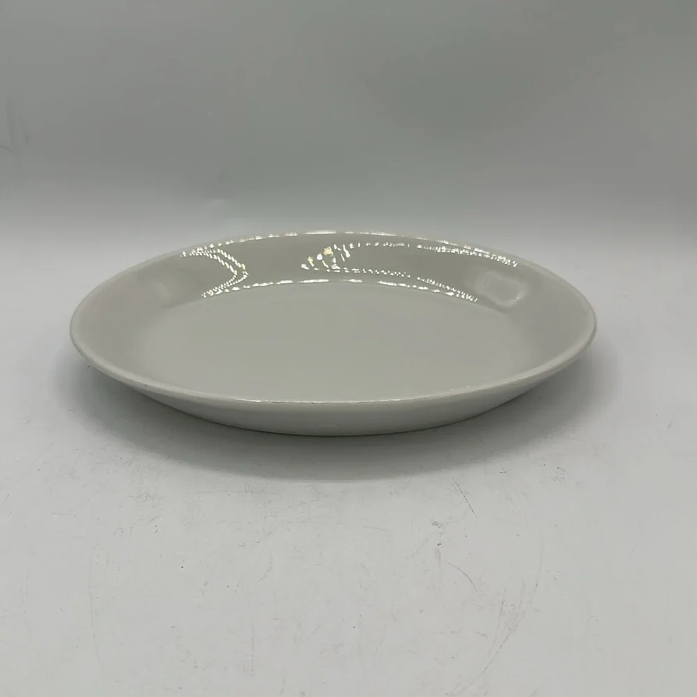 Form oval white ceramic soap dish